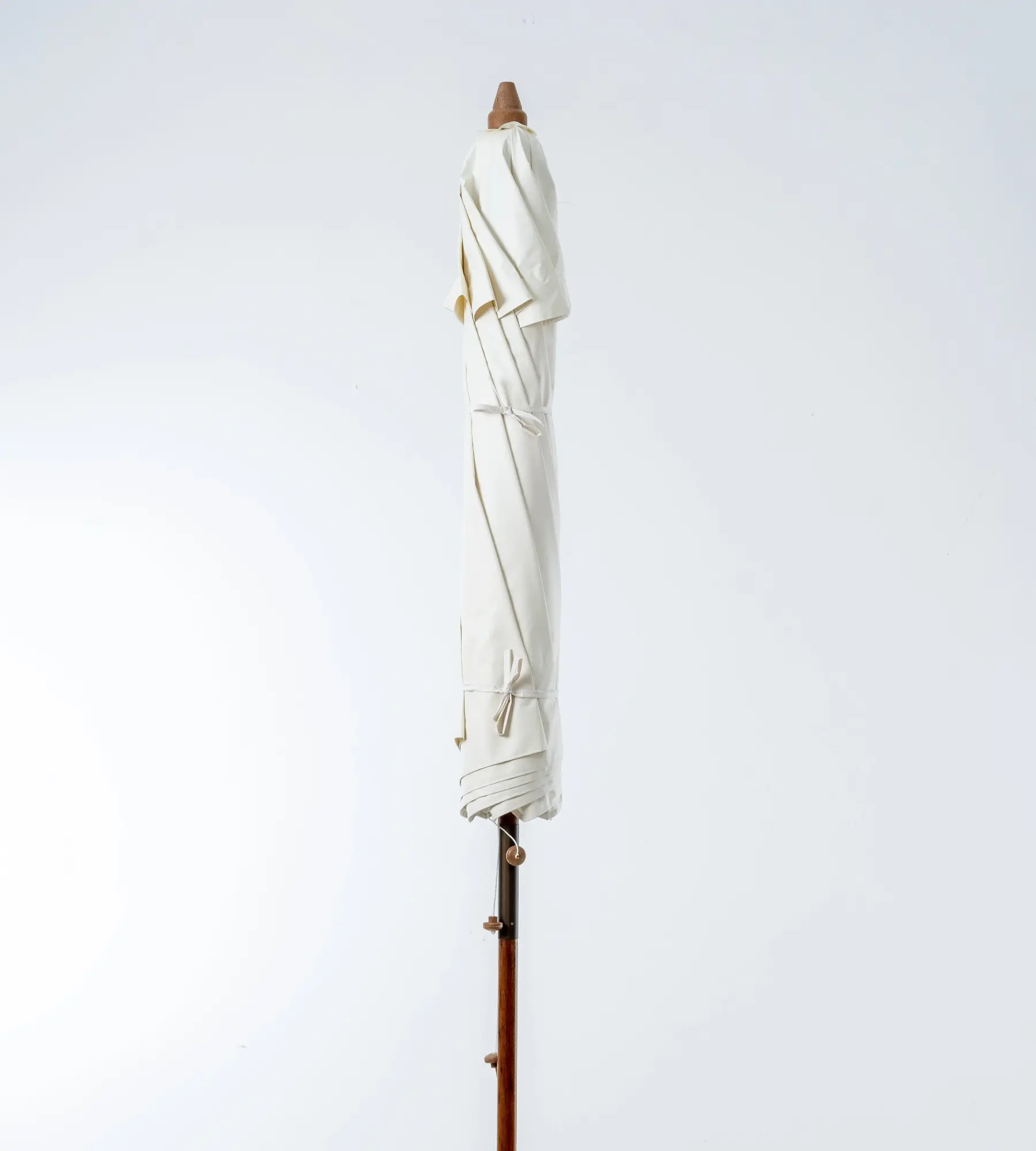 Ombrelone central de madeira fechado